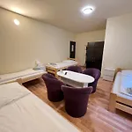 بيت شباب Etna - -noclegi 24 -parking- *