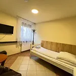 Etna - -noclegi 24 -parking- Vandrerhjem Rzeszów