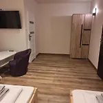 Etna - -noclegi 24 -parking- بيت شباب