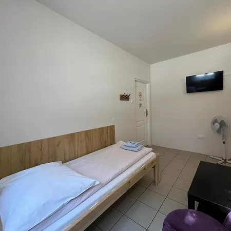 旅馆 Etna - -noclegi 24 -parking- *