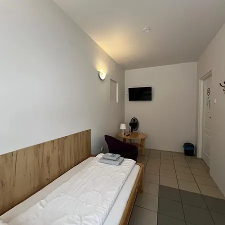 Etna - -noclegi 24 -parking- 旅馆 热舒夫