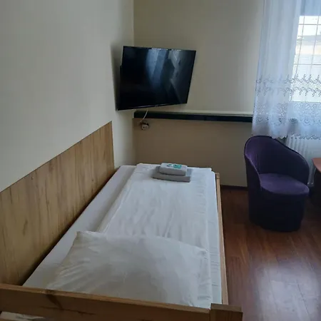 Etna - -noclegi 24 -parking- 旅馆 热舒夫