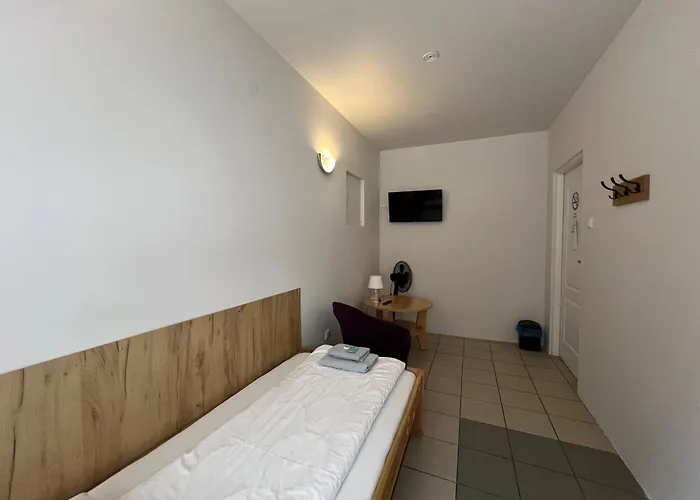 Etna - -noclegi 24 -parking- Хостел Жешув